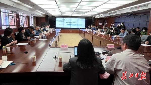 会上发布团体标准。 记者冷靖华 摄