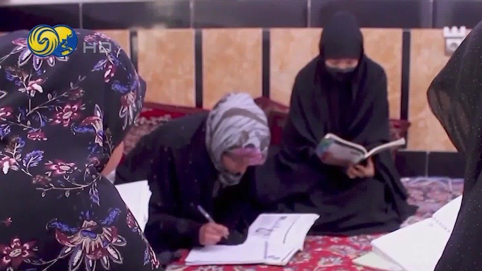 塔利班未解除禁令 阿富汗女生透过电台学习知识