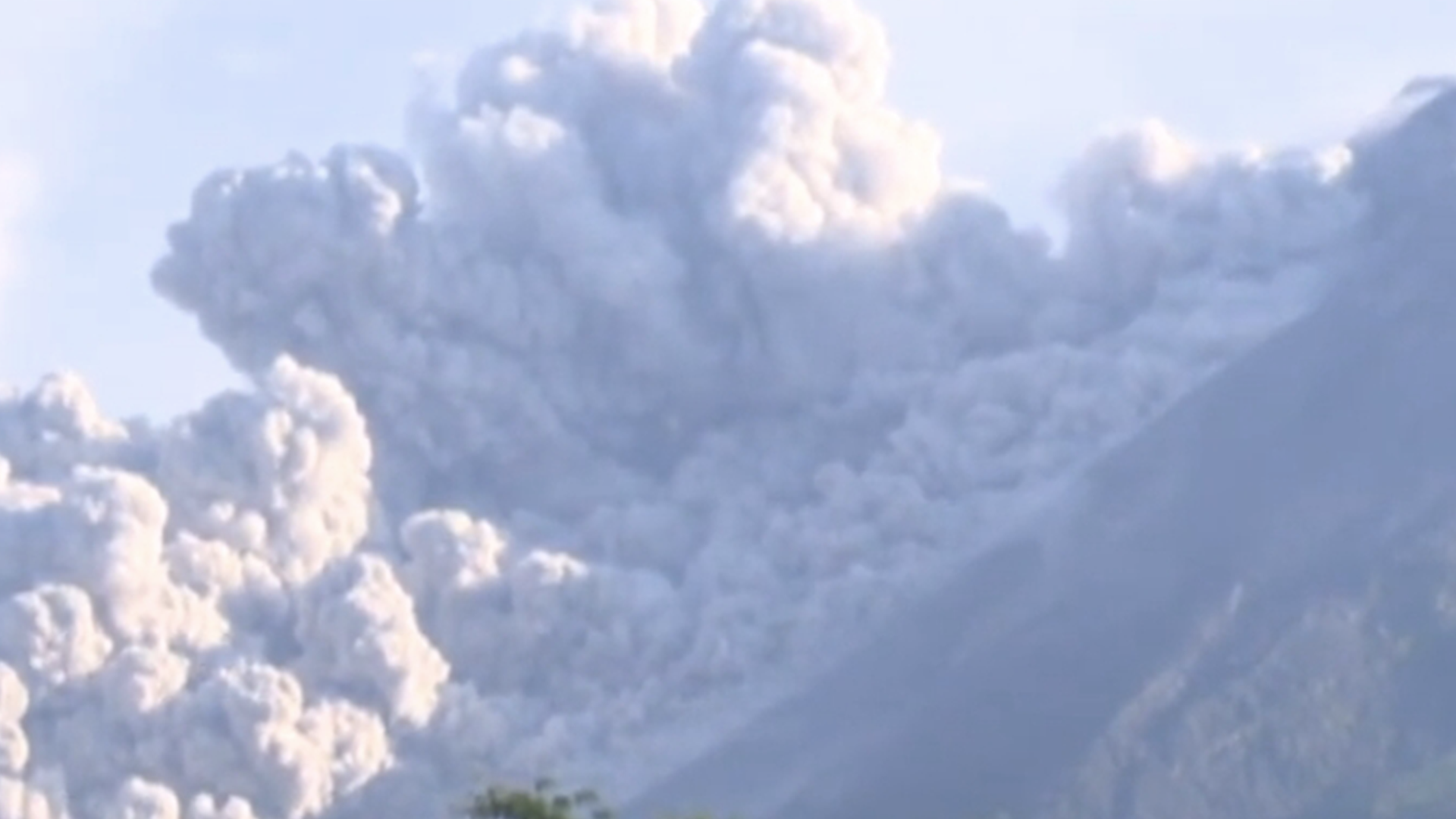 印尼默拉皮火山喷发，熔岩已流淌至距火山口1500米远位置