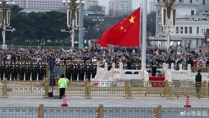 17日，李家超和团队一同到天安门广场观看升旗礼。图片来源：李家超微博