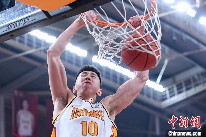 山西汾酒股份队球员贾昊在比赛中扣篮. 韦亮 摄