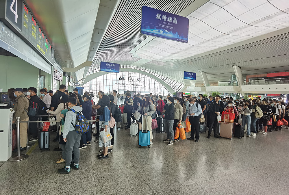 赣闽两省往返香港旅客列车4月1日起恢复开行。图为厦门站候车大厅。万宇　摄