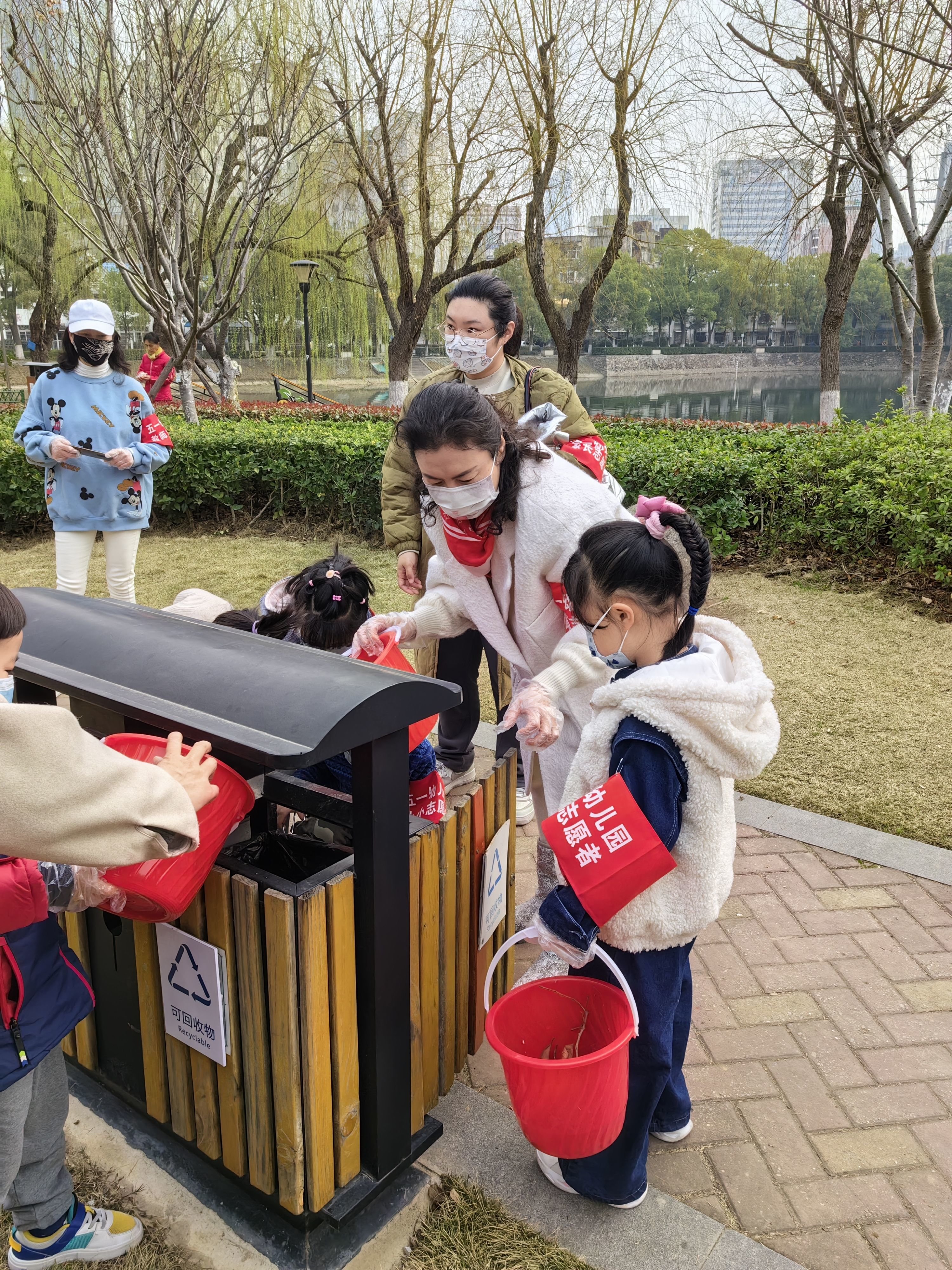 孩子们积极参加“学雷锋，爱劳动”社会实践活动。通讯员雷鸣 供图
