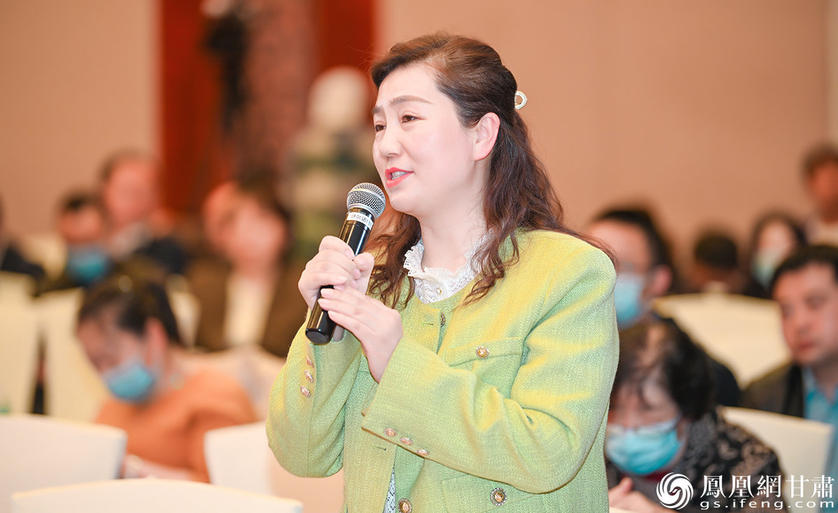 酒泉市中医院呼吸内科副主任医师韩丽肯定宣肺止嗽合剂的疗效 杨艺锴 摄