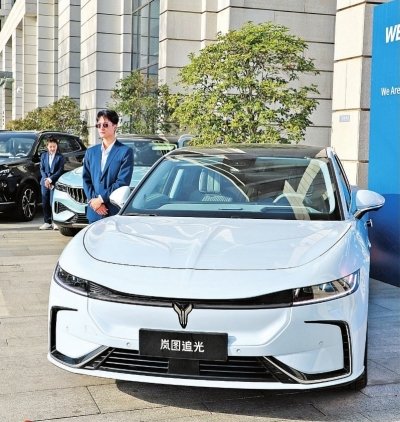 岚图追光高性能版轮毂电机整车揭幕。