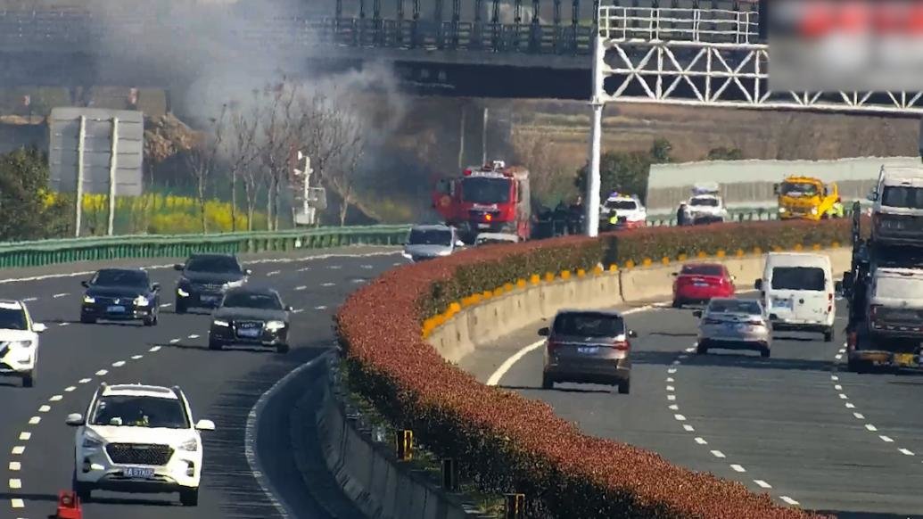 车辆高速突发自燃，交警联合多方迅速处置