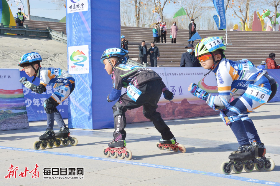甘肃轮滑少年大pk 竞速追逐上演“速度与激情”