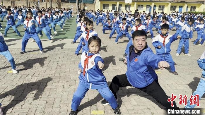 国家非遗“戳脚”进校园学生感受中华武术文化