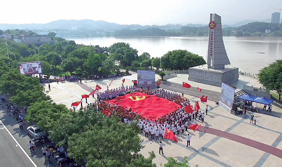 各界群众在中央红军长征出发地纪念碑前参加纪念活动。刘念海/摄
