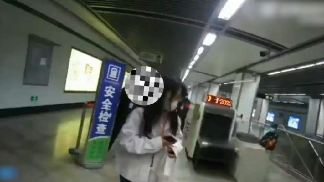 女子短短几日两次因丢包和警察合影