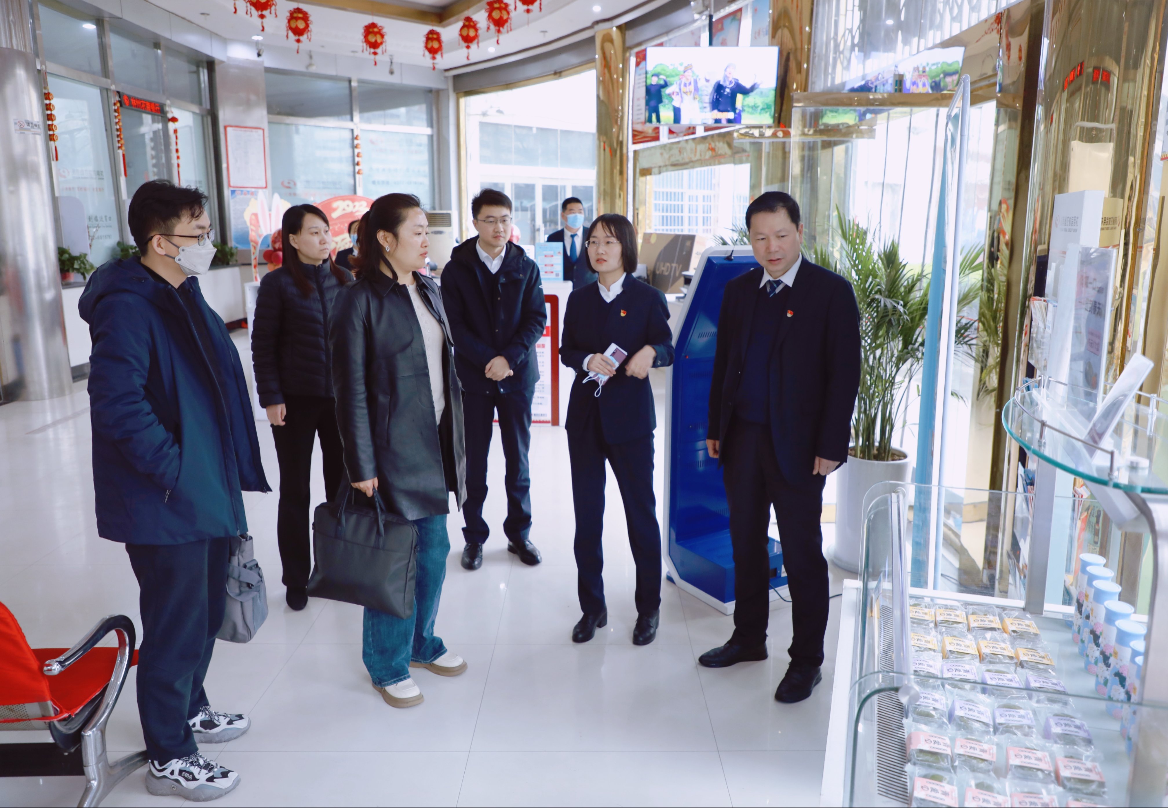 河南省联社运营服务部副总经理徐暖心一行到林州农商银行调研指导工作