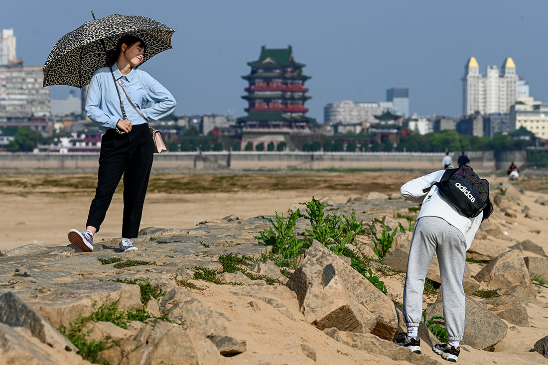 2021年3月28日，江西南昌，游客在赣江边拍照。澎湃新闻记者 朱伟辉 资料图