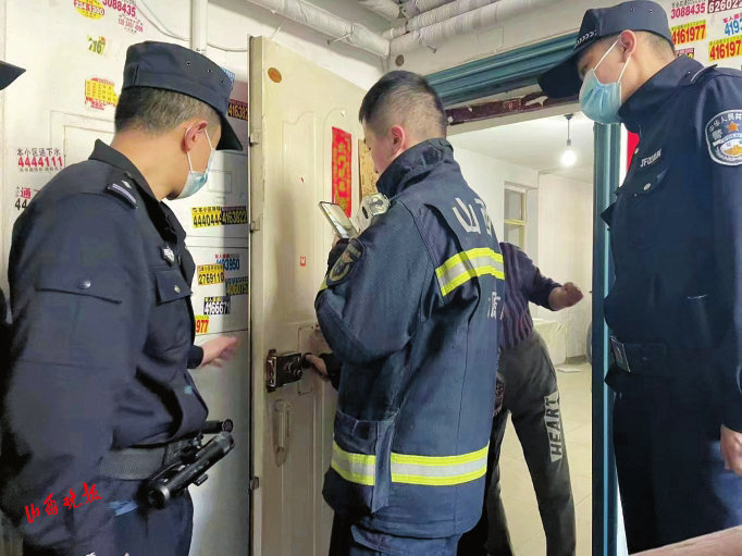 太原民警消防爬窗救援独居老人