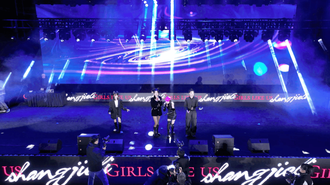 说唱综艺《黑怕女孩》选手代表芮雪和咔咔带来活力四射的嘻哈表演