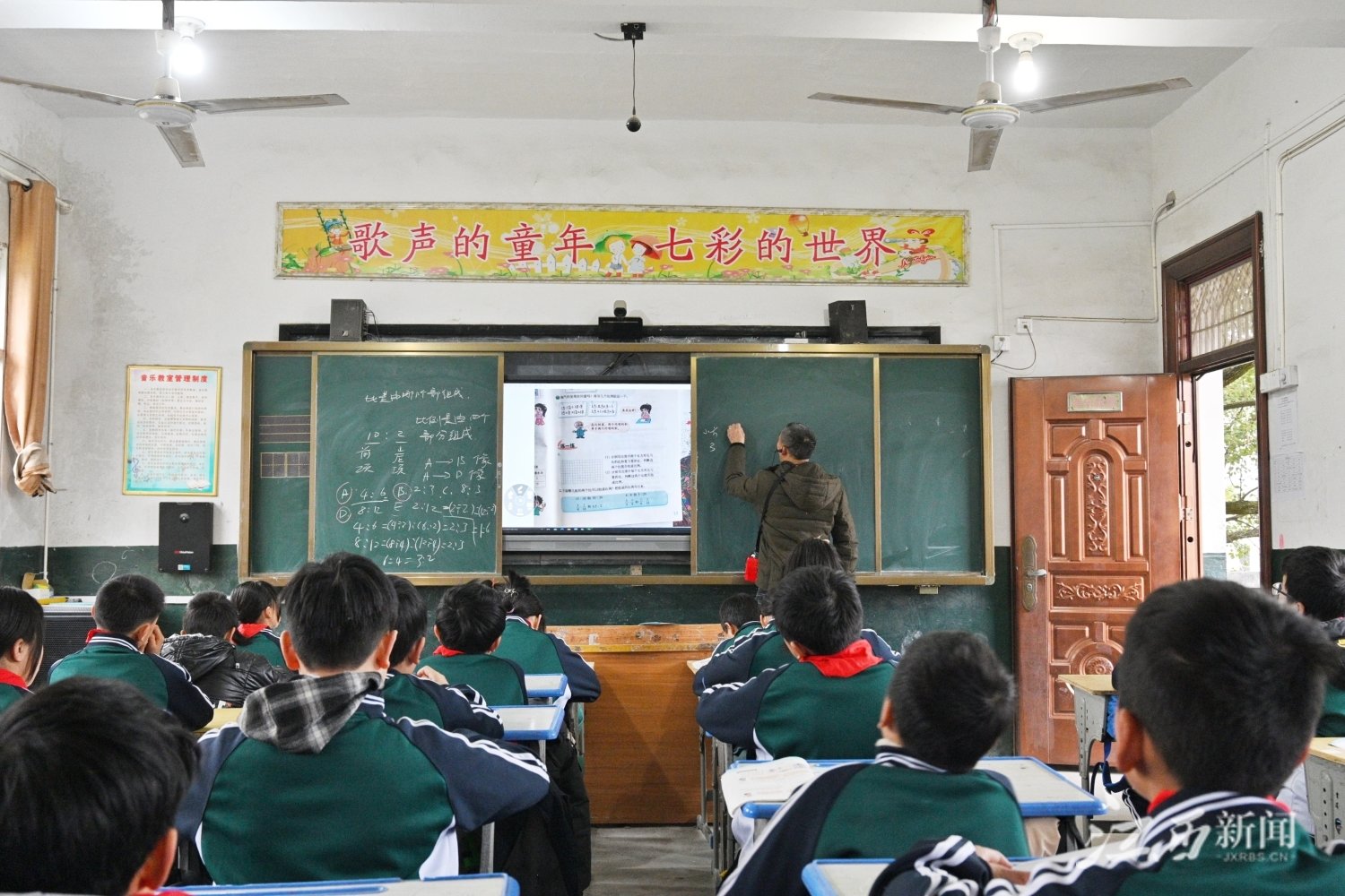 ▲夏云辉在为六年级学生上数学课。