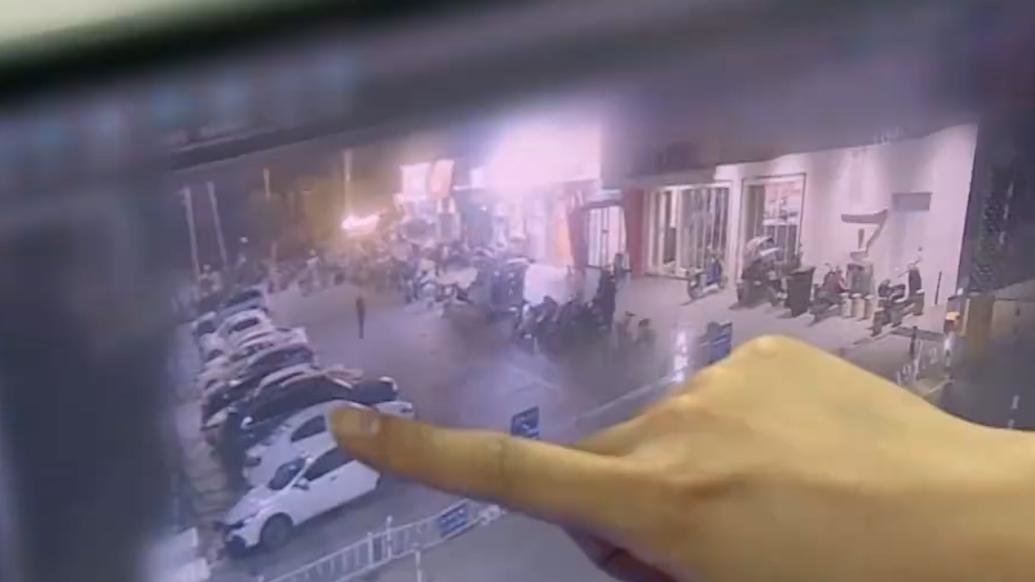 9岁男孩闹脾气出走，结果趴在路边写作业