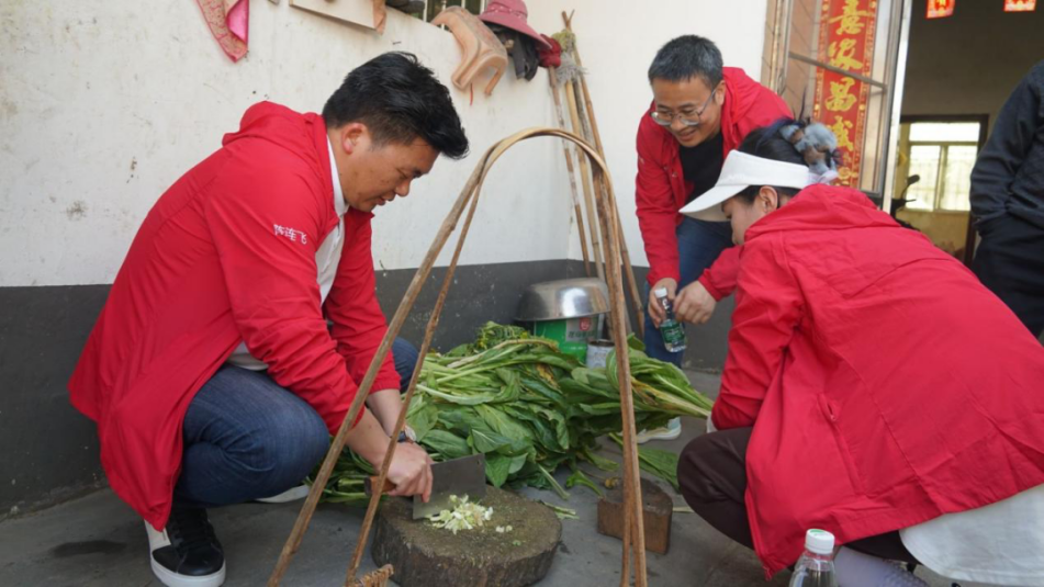 志愿者帮助老人干家务活