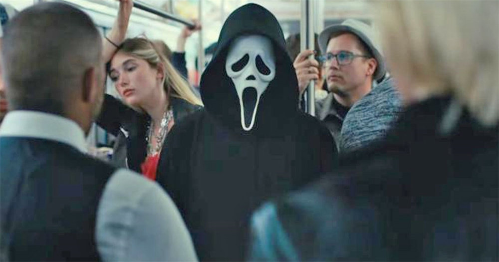 《惊声尖叫6》上映前夕，“鬼脸”杀手现身纽约地铁。