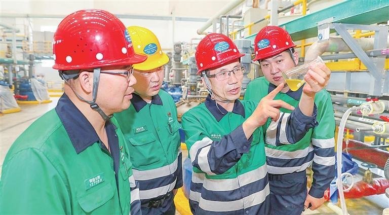 大国工匠、金川公司特级技师潘从明与其团队研究提纯技术