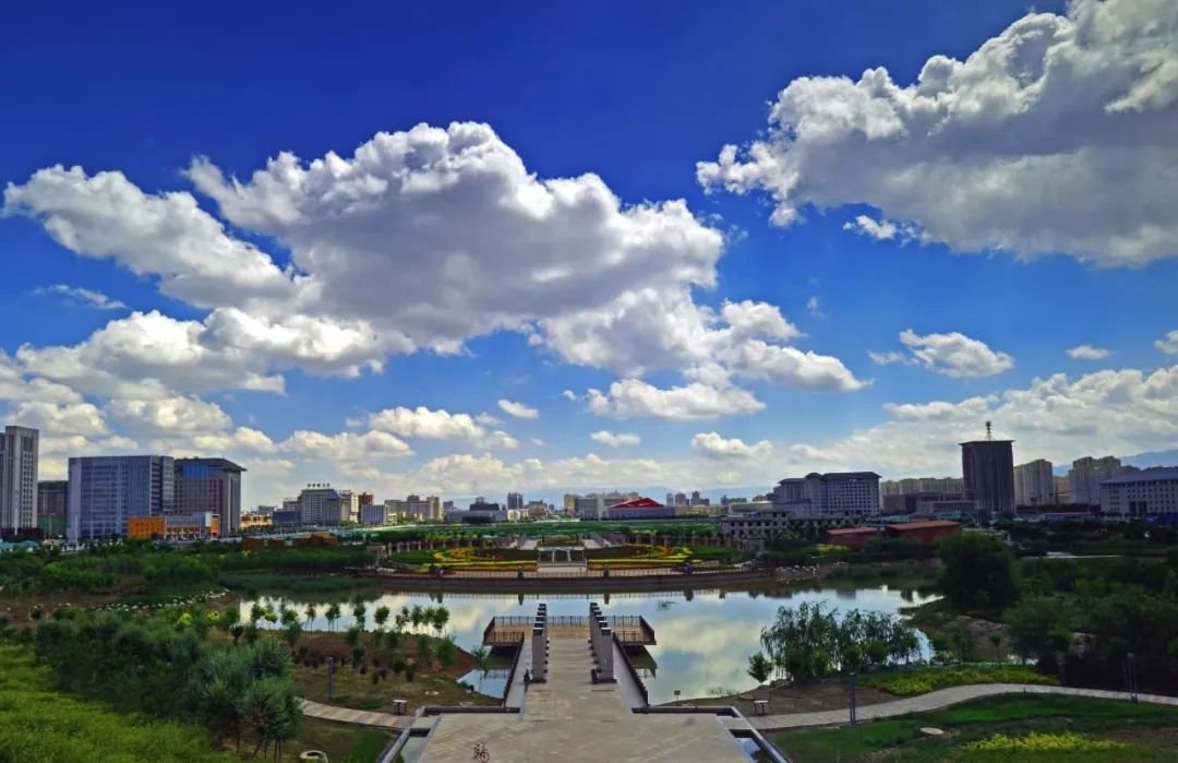 在公园沐浴春风与阳光:散步、踏青、露营……