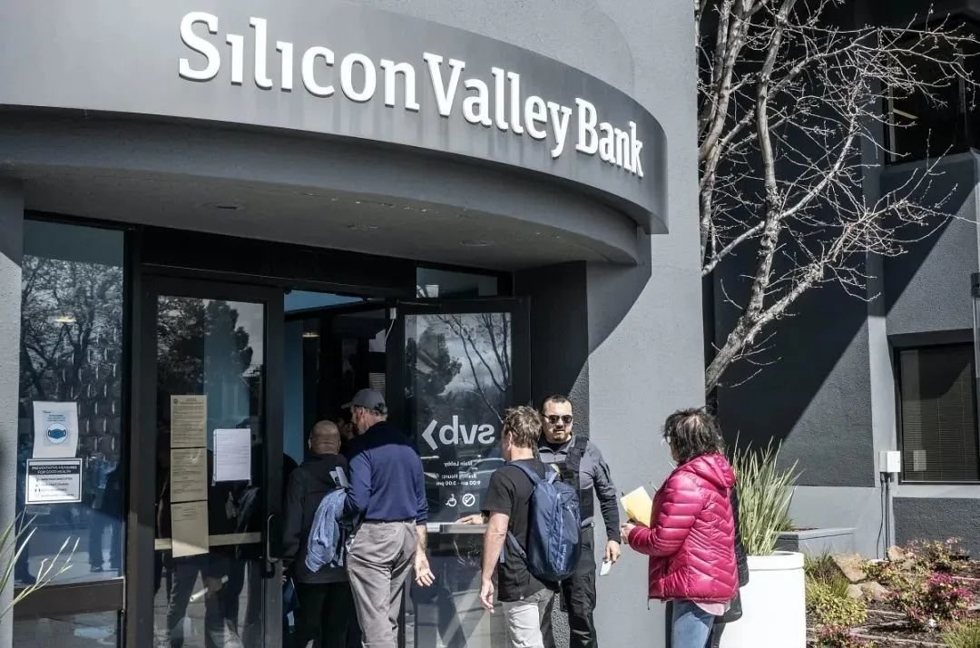 硅谷银行倒闭，他们却一天暴赚4600倍！