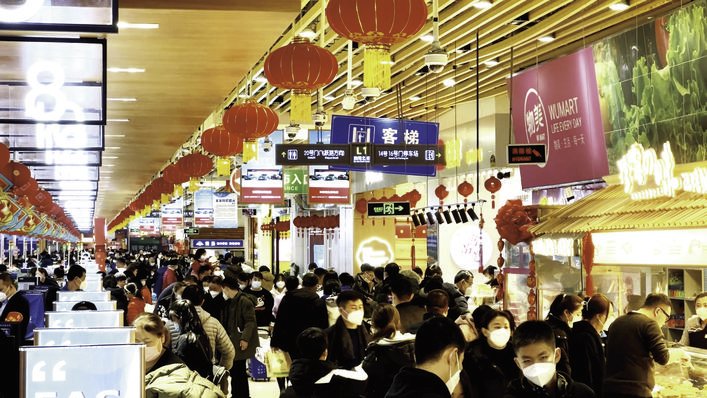 各大商场内人头攒动，市民购物热情高。