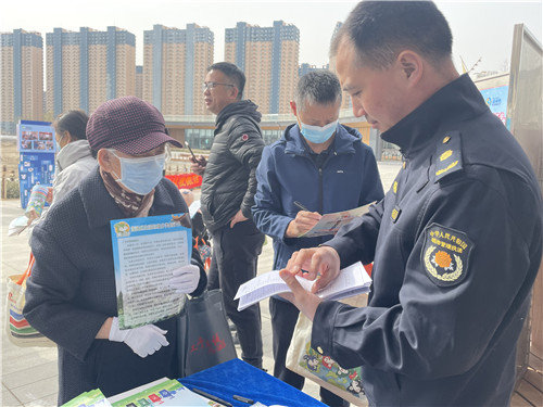 保定市执法局组织离退休人员开展生活垃圾分类宣传活动