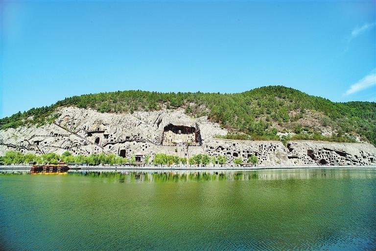 龙门石窟远景 资料图片
