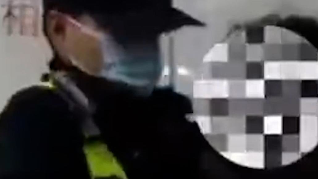 男子突发疾病，辅警“以身为墙”护其头部