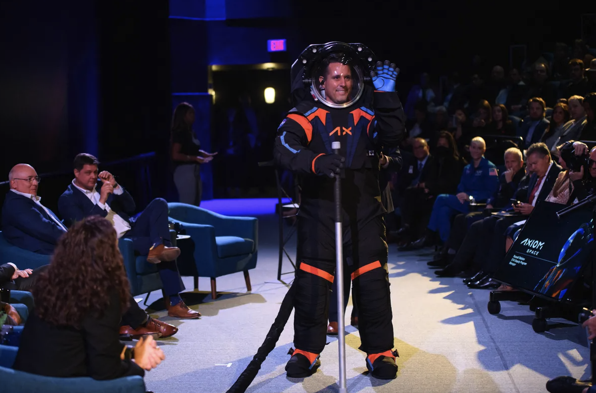 NASA展示新一代太空服