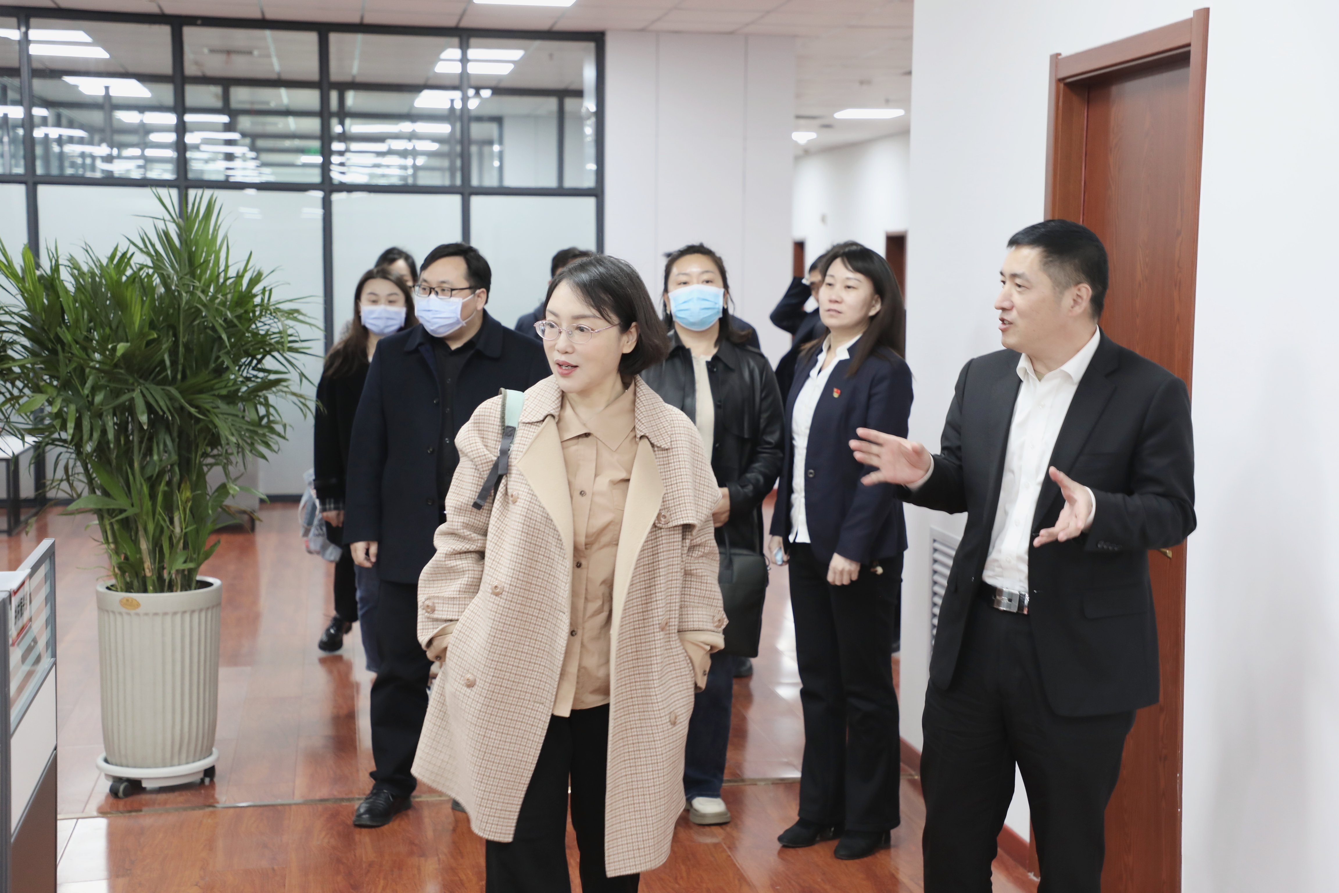 河南省联社运营服务部副总经理徐暖心一行到林州农商银行调研指导工作