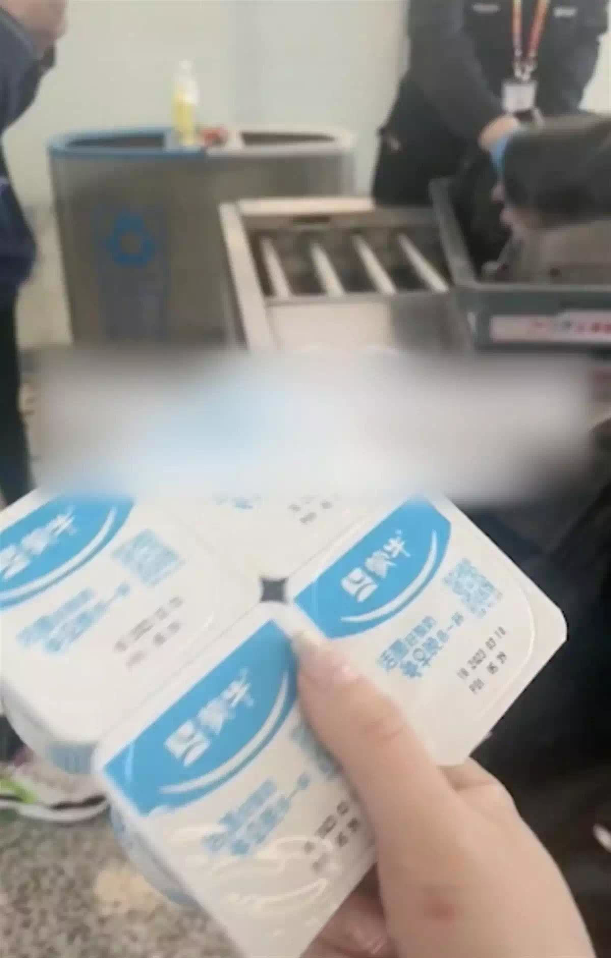 金女士在安检口收到四杯酸奶（图源：受访者）