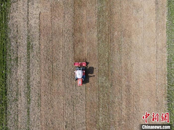 图为航拍农机在农田里翻耕土地，留下了一道道“春日印记”。　刘力鑫 摄