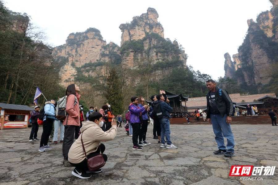 澳门旅游团在张家界国家森林公园游览合影。