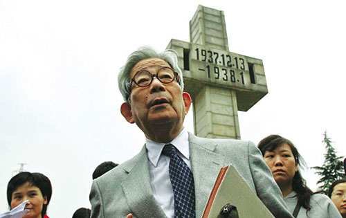 2006年，大江健三郎参观侵华日军南京大屠杀遇难同胞纪念馆。
