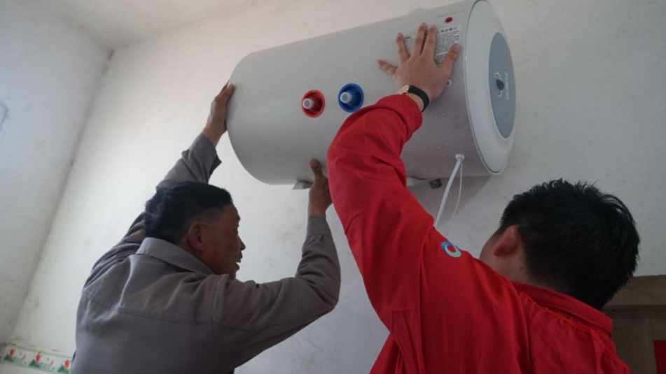 志愿者帮老人安装热水器