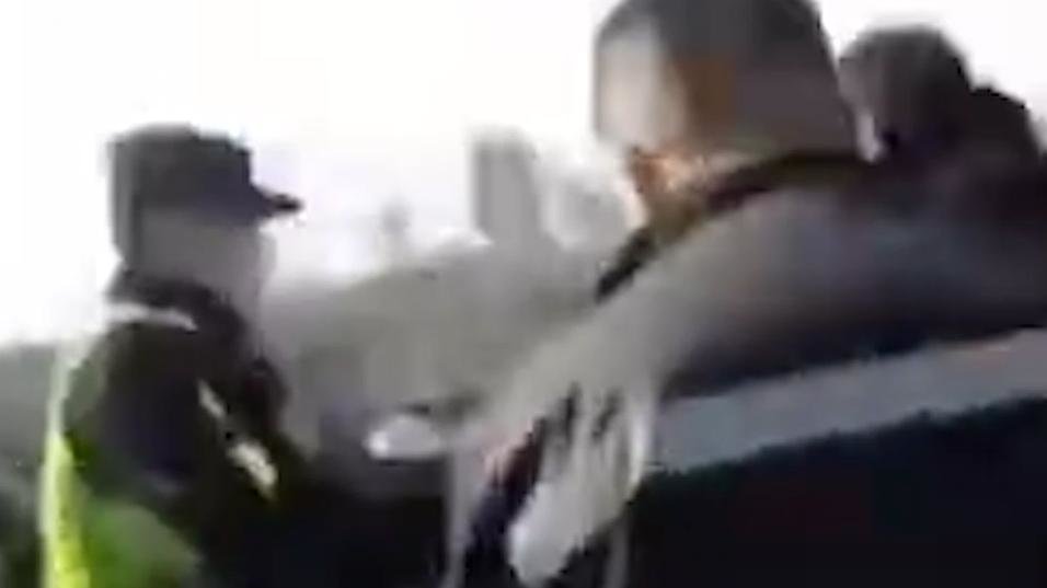 男子突发疾病，辅警“以身为墙”暖心护住男子头部
