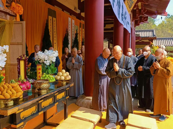 圣辉大和尚一行前往庐山东林寺悼念传印长老_凤凰网佛教_凤凰网
