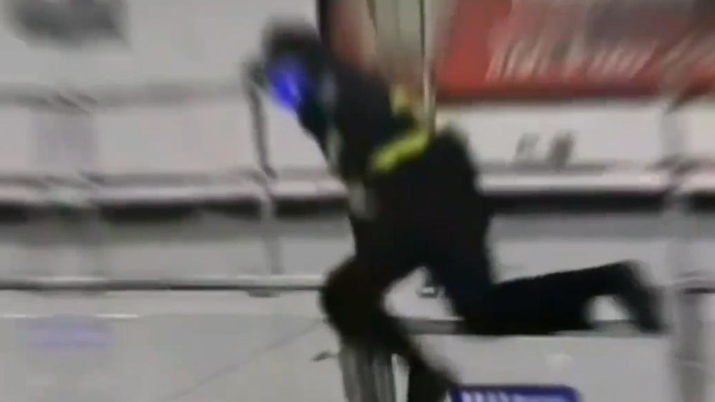 母子乘坐自动扶梯不慎摔倒，辅警飞身救人