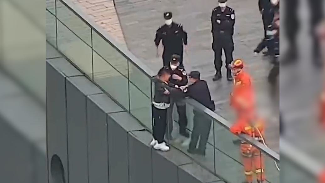 小伙被救后警察给他补了一堂人生课