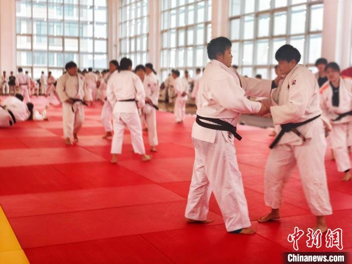 300余名男女运动员参加全国柔道训练营。　张少宣 摄