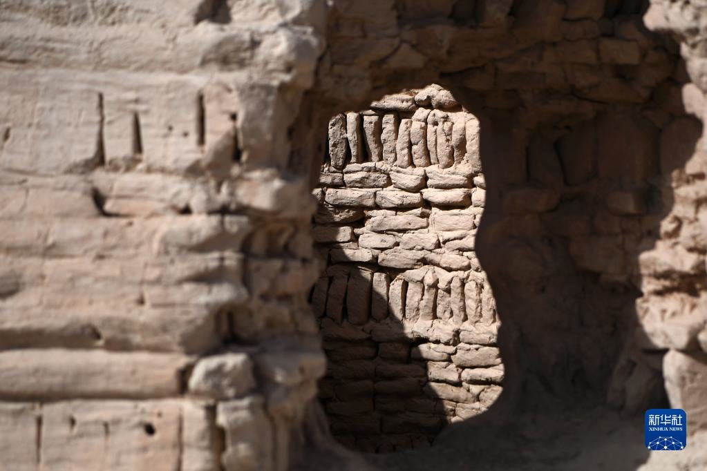 这是锁阳城遗址一角（3月16日摄）