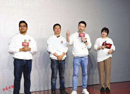 导演郭帆（右二）和主创人员与学生映后交流。记者 寇宁摄