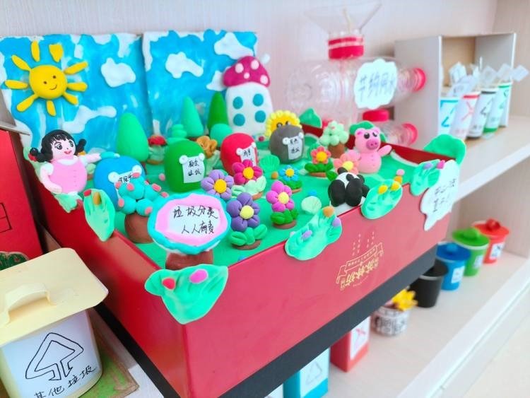 学生和家长制作的亲子垃圾分类作品