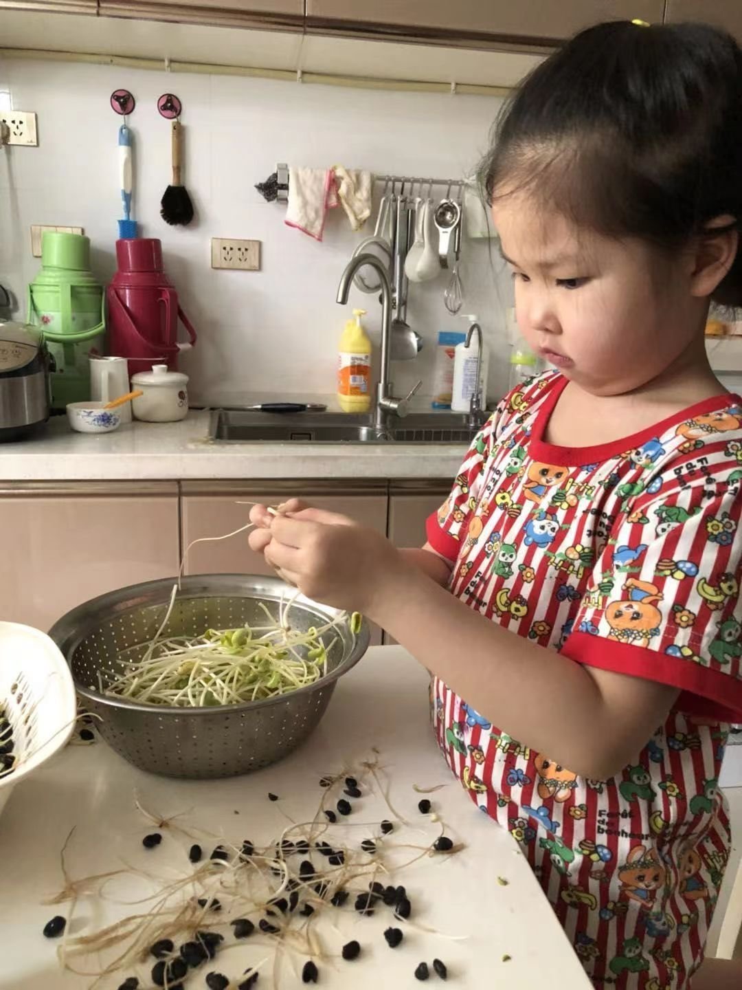 劳动教育向家庭延伸，学会做一些力所能及的家务事。通讯员雷鸣 供图