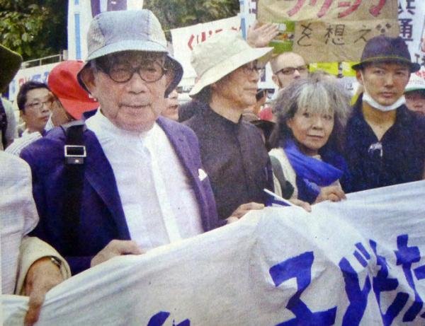 2011年大江健三郎在东京参加“反核大集会”。