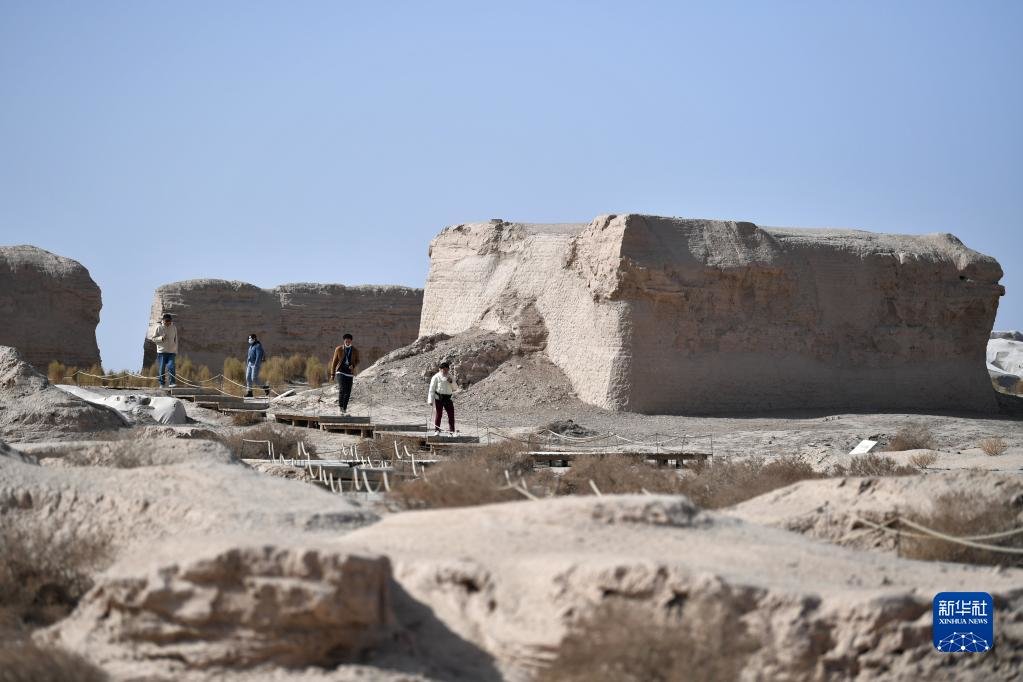 3月16日，游客在锁阳城遗址内参观。