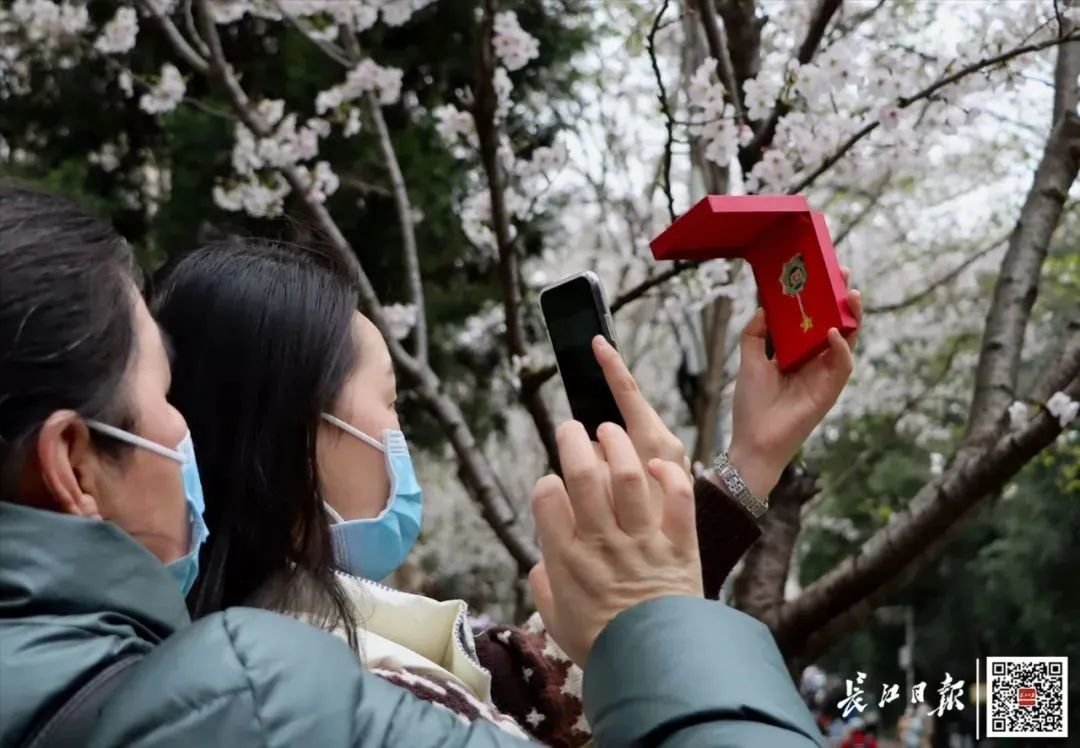 2021 年3月13日，武汉市第六医院抗疫医护人员在樱花树下留影。记者杨涛 摄