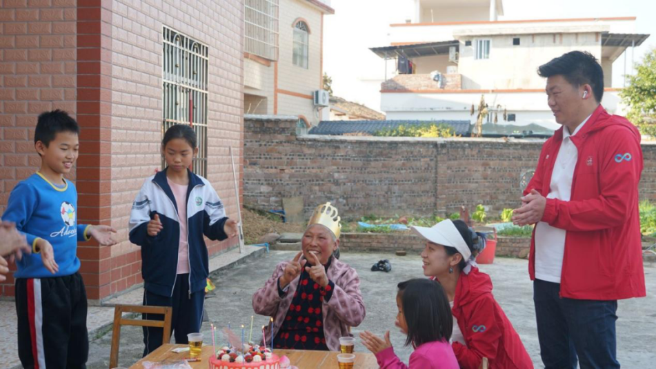 志愿者们陪伴老人过生日