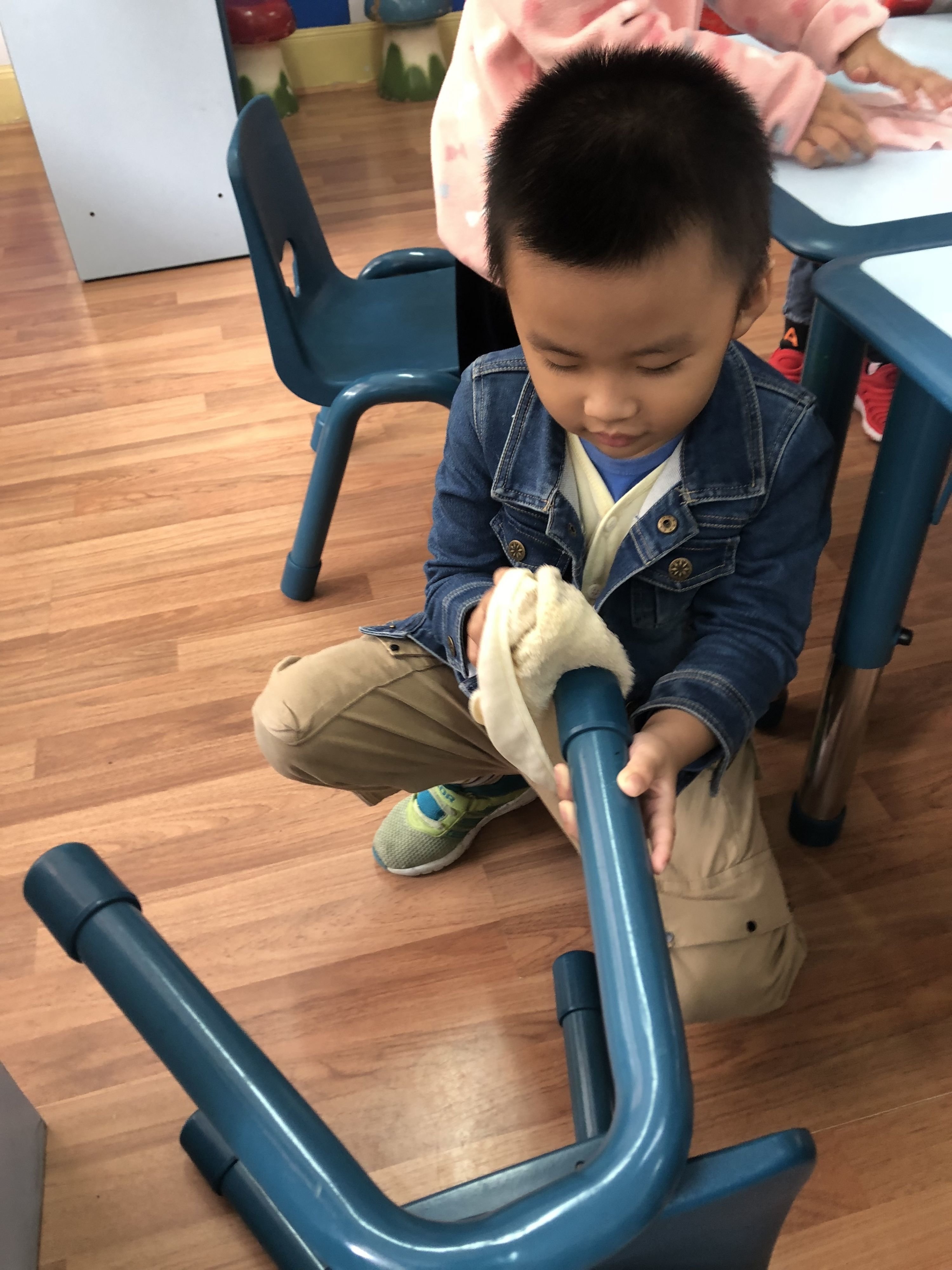 擦拭幼儿园的板凳，为同学们服务。通讯员雷鸣 供图